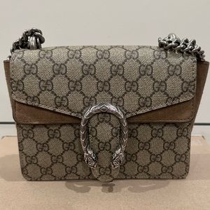 The perfect going out and about bag. A staple in your closet.